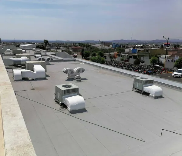Impermeabilizacion de techos en planta industrial en Freznillo Zacatecas con impermeabilizante prefabricado y cemento en infiltraciones en por ductos de aparato de aire 