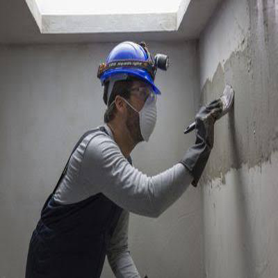Trabajador reparando grietas /fisura en pared de aljibe o cisternas en Chihuahua