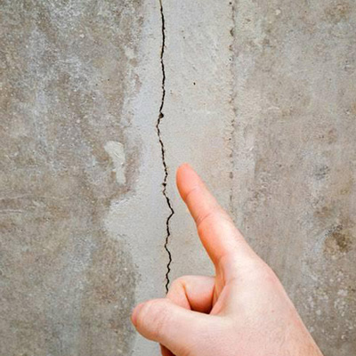 Se muestra grieta en pared que va ha ser reparada
