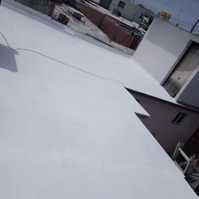  Impermeabilización de casas con fibratado blanco reflejante de rayos solares que reducen la temperatura interior.